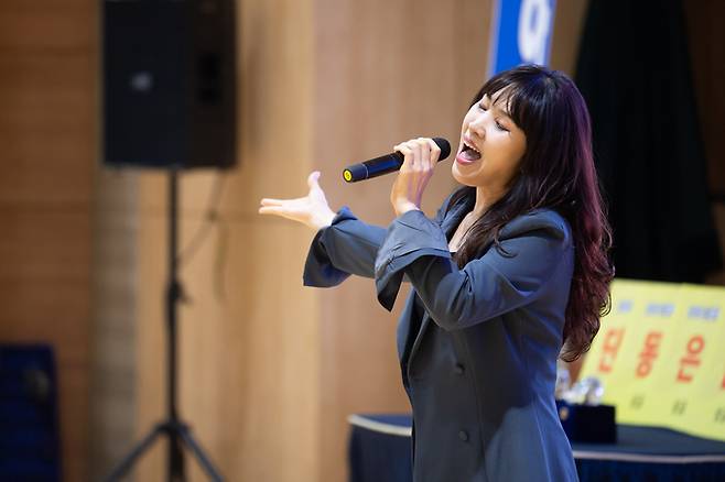 ▲ 식전 공연에서는 '보이스퀸'으로 활동 중인 가수 박은경이 열창을 하고있다. 이봉한 기자