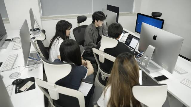 서울 코디세이 캠퍼스에서 학생들이 의논을 하며 프로젝트를 수행하고 있다./(재)이노베이션아카데미/