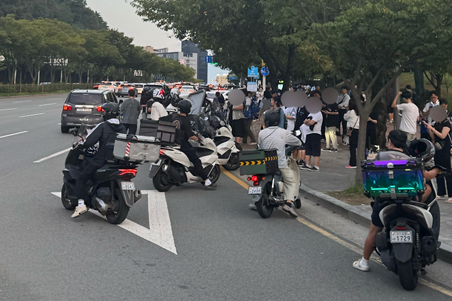 지난 16일 오후 6시 20분쯤 대구 삼성라이온즈파크 인근 지하철역 앞에는 주문한 음식을 받으려는 야구팬들로 가득했다. 이남영기자 lny0104@yeongnam.com