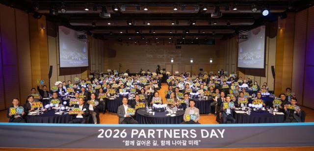 현대트랜시스 2026파트너스데이 참석자들이 기념촬영을 하고 있는 모습[사진=현대트랜시스]
