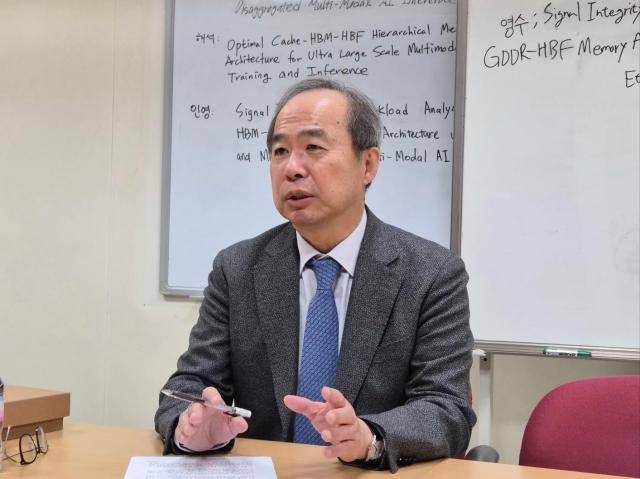 김정호 카이스트 전기 및 전자공학부 교수가 지난 16일 대전 카이스트 테라랩에서 진행된 아주경제와의 인터뷰에서 답하고 있다. [사진=김혜준 기자]