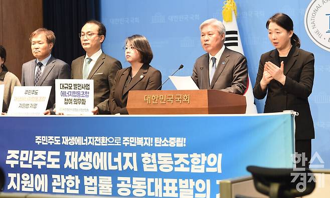 조국혁신당 서왕진 의원이 19일 오전 서울 여의도 국회 소통관에서 열린 주민주도 재생에너지 협동조합 지원법 발의 기자회견서 발언을 하고 있다./ 이호형 기자 leemario@sporbiz.co.kr 2026.03.30