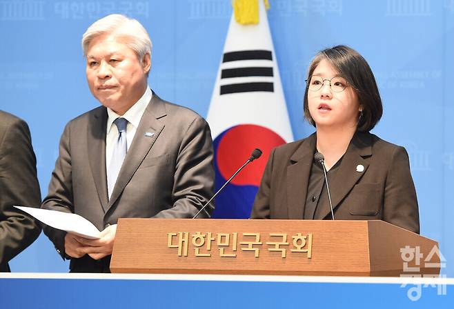 기본소득당 용혜인 의원이 19일 오전 서울 여의도 국회 소통관에서 열린 주민주도 재생에너지 협동조합 지원법 발의 기자회견서 발언을 하고 있다./ 이호형 기자 leemario@sporbiz.co.kr 2026.03.30