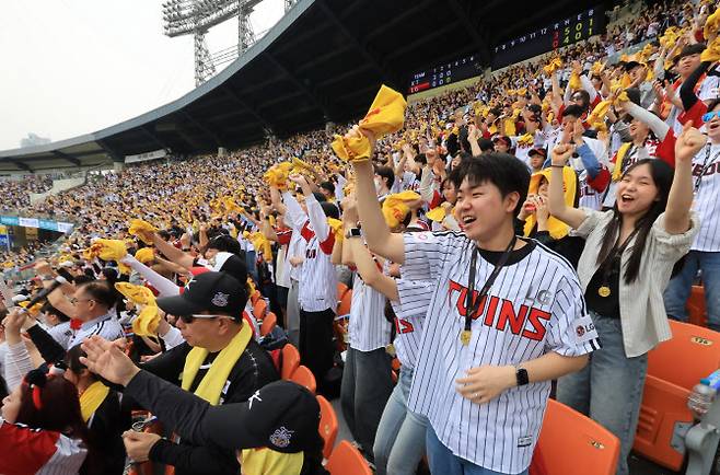 29일 잠실야구장에서 열린 KBO리그 KT위즈 대 LG트윈스 경기를 찾은 LG 응원단이 응원을 펼치고 있다. 사진=뉴스1