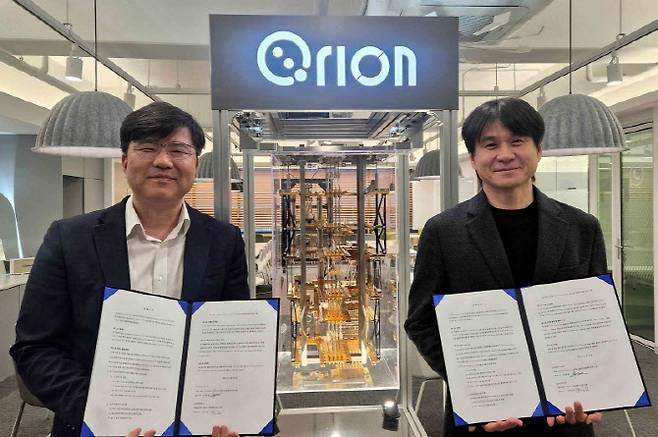 정현철 노르마 대표(왼쪽)와 김승일 모두의연구소 대표(오른쪽)가 업무협약(MOU)을 체결한뒤 기념사진 촬영을 하고 있다.(사진=노르마)