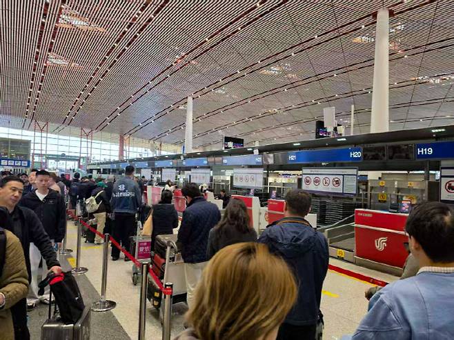 30일 중국 베이징 서우두국제공항에서 북한 평양 순안국제공항으로 향하는 중국국제항공(에어차이나) 항공편(CA 121) 운항이 재개된 가운데 해당 항공편 수속이 진행되는 H카운터에서 탑승객들이 대기하고 있다. (사진=연합뉴스)