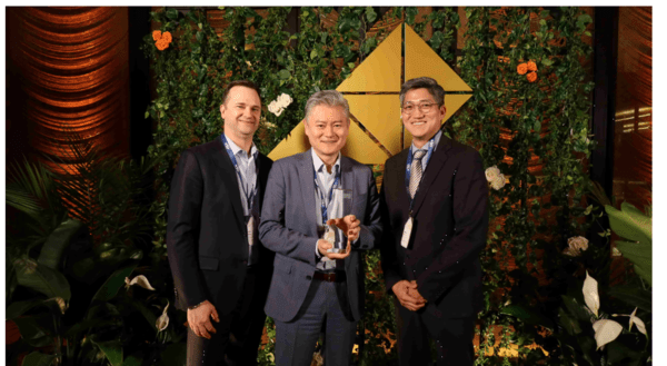 삼성바이오로직스 관계자들이 CDMO 리더십 어워즈 수상 후 기념촬영을 하고 있다. 왼쪽부터 케빈 샤프(Kevin Sharp) 세일즈앤드오퍼레이션담당(부사장), 제임스 최 영업지원담당(부사장), 김진용 삼성바이오로직스 아메리카 CMO세일즈 디렉터 (삼성바이오로직스 제공)