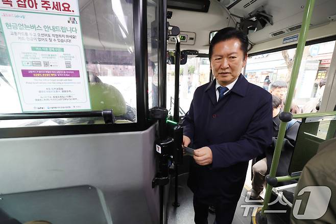 정청래 더불어민주당 대표가 30일 서울 지하철 6호선 광흥창역에서 차량5부제 시행으로 대중교통을 이용해 출근, 국회 방향 버스로 환승하고 있다. (공동취재) ⓒ 뉴스1 유승관 기자