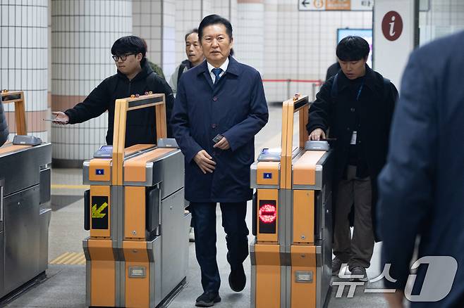 정청래 더불어민주당 대표가 30일 서울 지하철 6호선 광흥창역에서 차량5부제 시행으로 대중교통을 이용해 출근하고 있다. ⓒ 뉴스1 유승관 기자