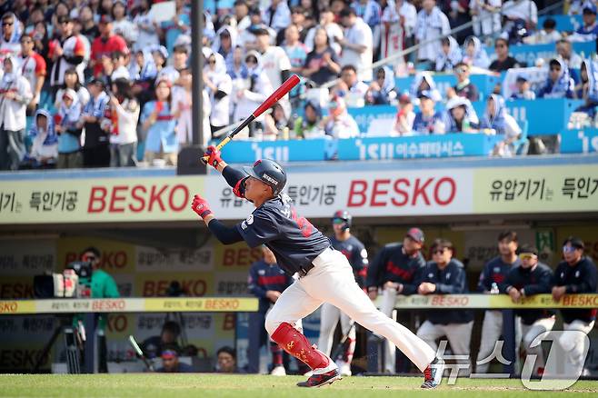 29일 오후 대구 삼성라이온즈파크에서 열린 프로야구 '2026 신한 SOL KBO리그' 롯데 자이언츠와 삼성 라이온즈의 경기, 5회초 선두타자로 나온 롯데 5번타자 노진혁이 우월 솔로홈런을 치고 있다. 2026.3.29 ⓒ 뉴스1 공정식 기자