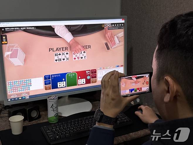 충북 청주시 용정동의 한 사행성 PC방에서 경찰(오른쪽)이 불법 게임에 대한 증거를 채집하고 있다./장예린 기자