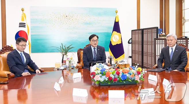 우원식 국회의장이 30일 서울 여의도 국회 의장집무실에서 열린 초당적 개헌추진을 위한 제정당 2차 연석회의에서 모두발언하고 있다. 2026.3.30 ⓒ 뉴스1 이승배 기자