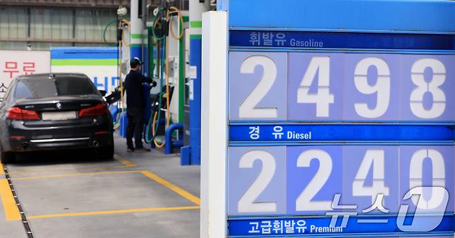 중동 사태 장기화로 국제유가 급등세가 이어진 30일 서울 시내의 한 주유소에서 직원이 주유를 하고 있다. 이날 오전 9시 기준 서울 평균 휘발유 가격은 리터당 1927.59원, 경유는 1902.92원을 기록했다. 2026.3.30 ⓒ 뉴스1 이호윤 기자