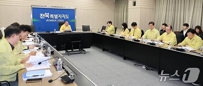 30일 김종훈 전북도 경제부지사가 도·시군·관계기관 합동 비상경제대응TF 3차 회의를 주재하고 있다.(전북도 제공. 재판매 및 DB금지)/뉴스1