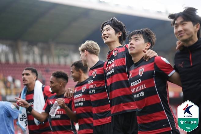 포항 선수들이 28일 강원전에서 승리한 뒤 단체 세리머니를 펼치고 있다. 사진 | 한국프로축구연맹