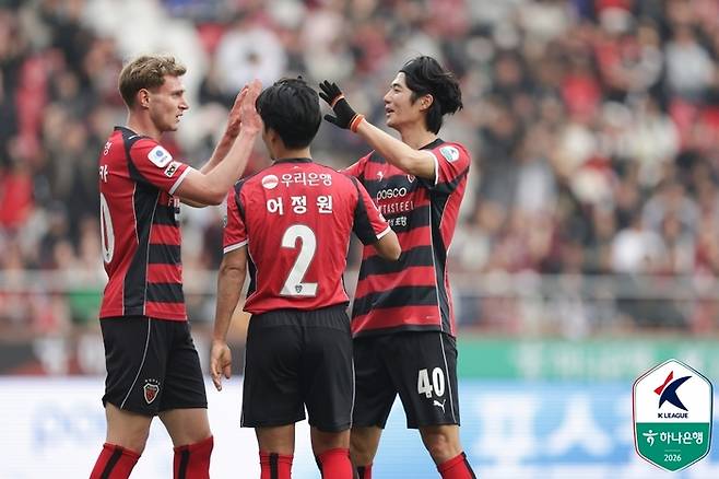 포항 선수들이 28일 강원전에서 승리한 뒤 기쁨을 나누고 있다. 사진 | 한국프로축구연맹
