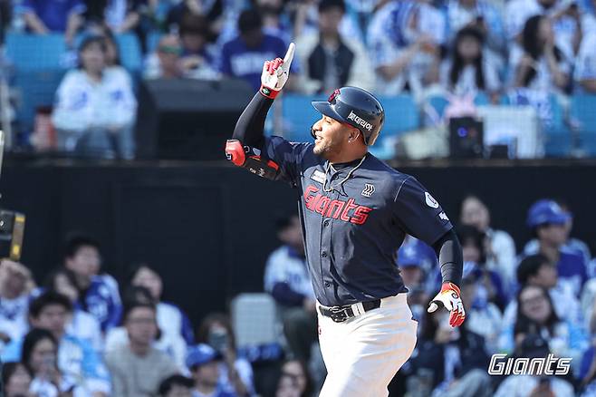 롯데 레이예스가 28일 대구삼성라이온즈파크에서 열린 2026 KBO리그 정규시즌 개막전 삼성전에서 7회초 투런포를 터뜨린 후 세리머니를 하고 있다. 사진 | 롯데 자이언츠