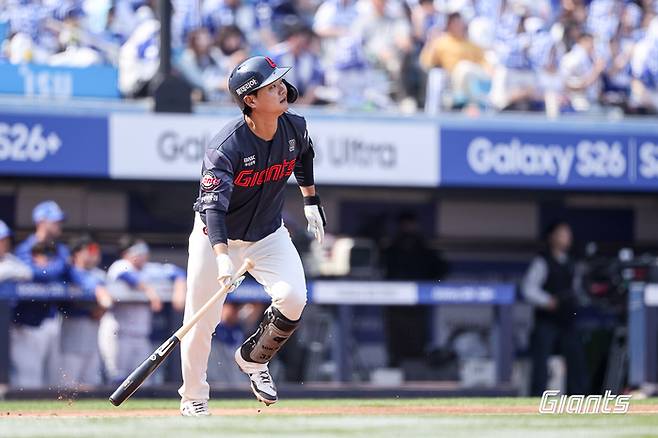 롯데 손호영이 29일 대구삼성라이온즈파크에서 열린 2026 KBO리그 정규시즌 삼성전에서 4회초 선제 솔로포를 터뜨리고 있다. 사진 | 롯데 자이언츠