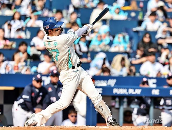 NC 박건우가 28일 창원NC파크에서 열린 두산과 2026시즌 KBO리그 개막전에서 3점 홈런을 쏘아 올리고 있다. 사진 | NC 다이노스