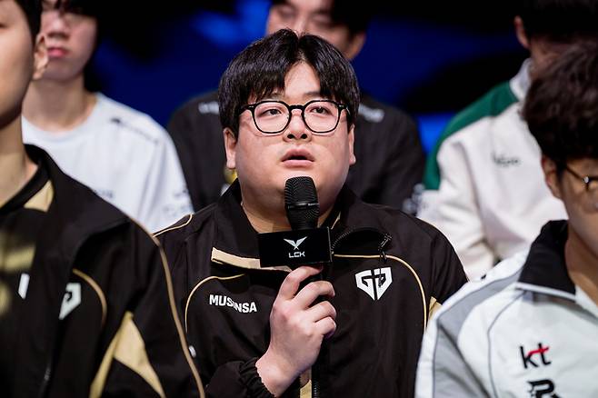 젠지 유상욱 감독이 서울 종로구 치지직 롤파크에서 열린 2026 LCK 개막 미디어데이에서 얘기하고 있다. 사진 | 라이엇 게임즈