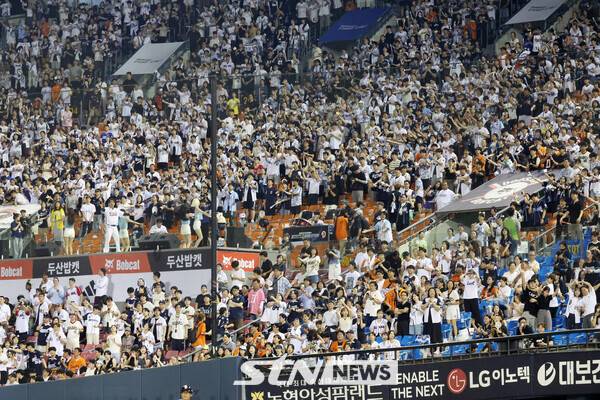 역대 최소 경기 800만 관중을 달성한 2025 KBO리그의 팬들. /사진=뉴시스