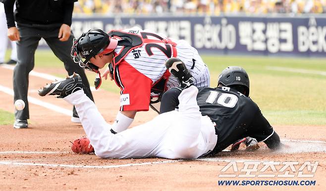 29일 잠실구장에서 열린 LG와 KT의 경기. 1회초 1사 1루 KT 안현민 안타 때 김현수가 홈을 파고들고 있다. 잠실=박재만 기자 pjm@sportschosun.com/2026.03.29/
