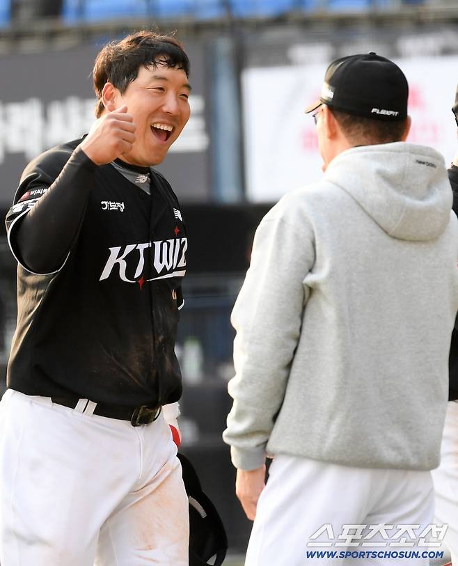 29일 잠실구장에서 열린 LG와 KT의 경기. 승리한 KT 김현수, 이강철 감독이 기뻐하고 있다. 잠실=박재만 기자 pjm@sportschosun.com/2026.03.29/