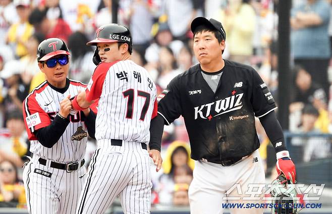 29일 잠실구장에서 열린 LG와 KT의 경기. LG 박해민이 몸에 맞는 볼로 출루하고 있다. 1루수는 KT 김현수. 잠실=박재만 기자 pjm@sportschosun.com/2026.03.29/