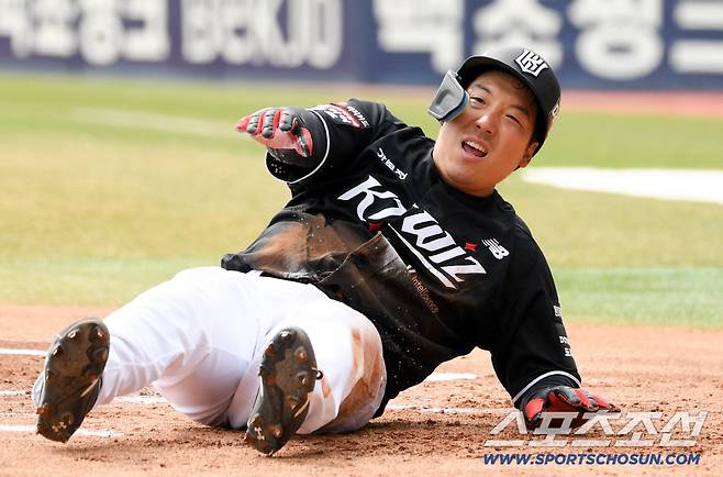 29일 잠실구장에서 열린 LG와 KT의 경기. 1회초 1사 1루 KT 안현민 안타 때 김현수가 홈을 파고들고 있다. 잠실=박재만 기자 pjm@sportschosun.com/2026.03.29/