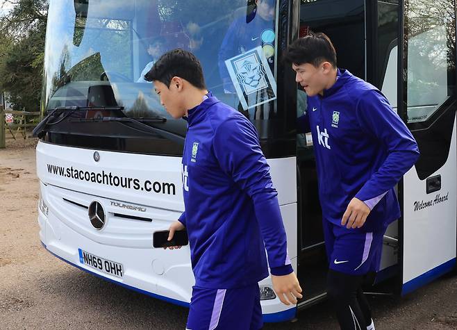 훈련장 도착한 황희찬, 김민재

    (밀턴킨스[영국]=연합뉴스) 최재구 기자 = 코트디부아르전을 앞둔 한국 축구 국가대표팀 황희찬과 김민재가 훈련을 위해 26일(현지시간) 영국 런던 북서쪽 밀턴킨스 MK돈스 훈련장에 도착하고 있다. 2026.3.27