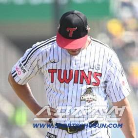 28일 잠실야구장에서 열린 KT와 LG의 개막전. 1회초 6실점 후 이닝을 마친 LG 치리노스가 더그아웃으로 향하고 있다. 잠실=허상욱 기자 /2026.03.28/