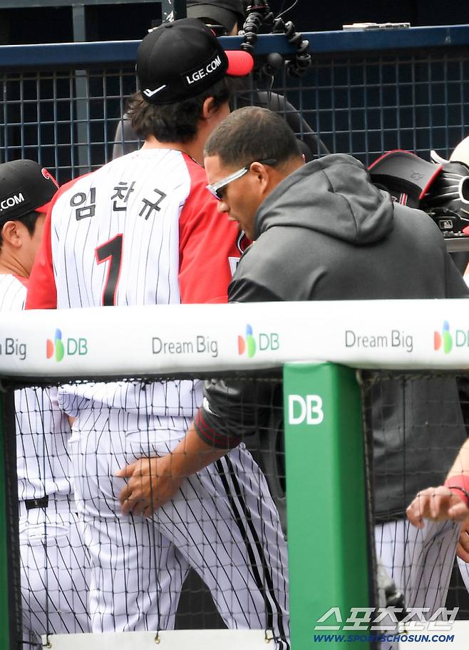 29일 잠실구장에서 열린 LG와 KT의 경기. LG 치리노스가 임찬규를 격려하고 있다. 잠실=박재만 기자 pjm@sportschosun.com/2026.03.29/