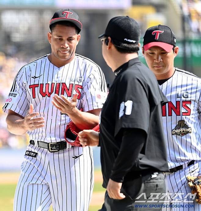 28일 잠실야구장에서 열린 KT와 LG의 개막전. 1회초 6실점 후 이닝을 마친 LG 치리노스가 더그아웃으로 향하다 이물질 검사를 받고 있다. 잠실=허상욱 기자wook@sportschosun.com/2026.03.28/