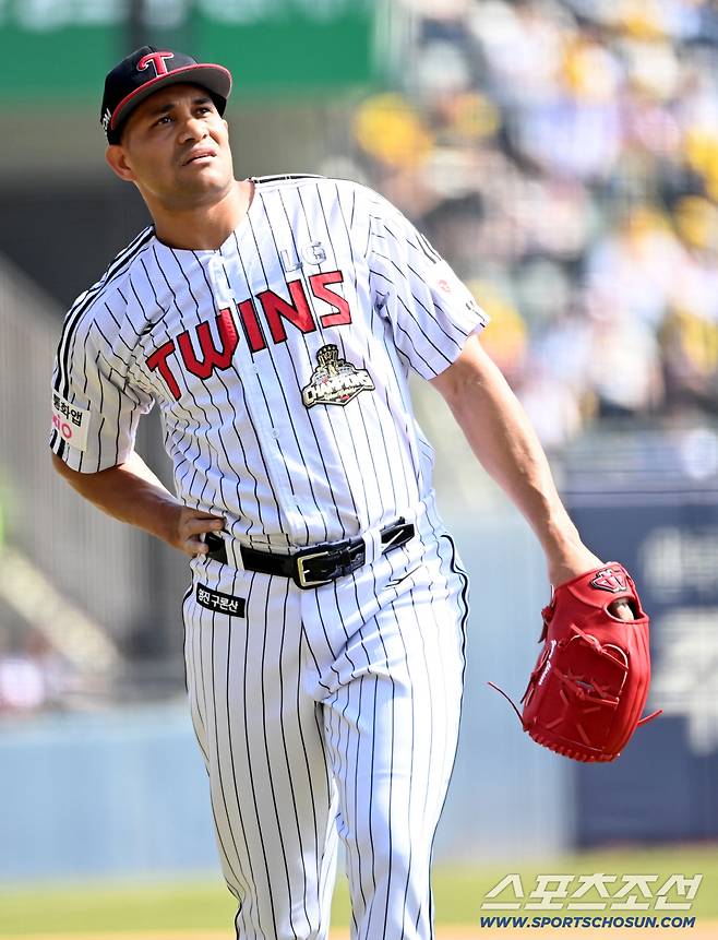 28일 잠실야구장에서 열린 KT와 LG의 개막전. 1회초 6실점 후 이닝을 마친 LG 치리노스가 더그아웃으로 향하고 있다. 잠실=허상욱 기자wook@sportschosun.com/2026.03.28/