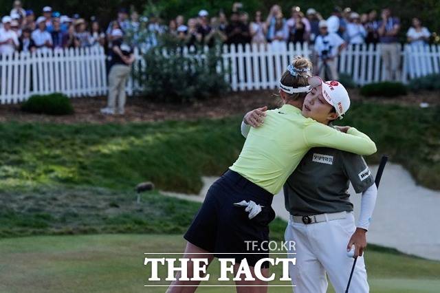 김효주는 2주 연속 챔피언조에서 넬리 코다와 샷 대결을 펼쳐 완승을 거뒀다. 사진은 파운더스컵에서 김효주 우승을 축하하는 넬리 코다./AP.뉴시스