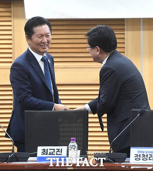 인사 나누는 정청래 더불어민주당 대표(왼쪽)와 최교진 교육부 장관.