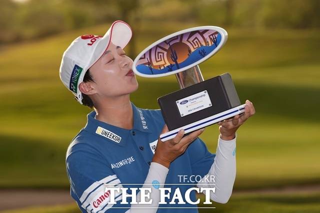 지난주 파운더스컵에 이어 2주 연속 우승 트로피에 입을 맞추고 있는 김효구./피닉스=AP.뉴시스