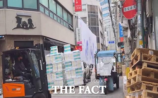 30일 '오승혁의 '현장''은 서울 중구 을지로 인쇄골목을 찾았다. 이날 오전부터 바쁘게 돌아가는 인쇄골목에서 나프타가 현수막 인쇄에 미치는 영향을 살펴봤다. /서울 을지로=오승혁 기자