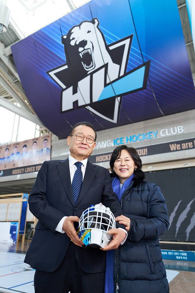 チョン・モンウォンHL会長と夫人ホン・インファ夫人は去る30年以上韓国アイスホッケーの発展に献身した。