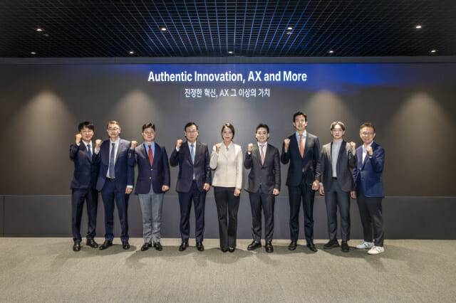 (왼쪽부터) 조선경 더존비즈온 상무, 홍용선 부사장, 지용구 사장, 이강수 부회장, 연다예 EQT파트너스 코리아 대표, 안재연 전무, 정준모 이사, 변훈 이사, 구성기 고문 (사진=더존비즈온)