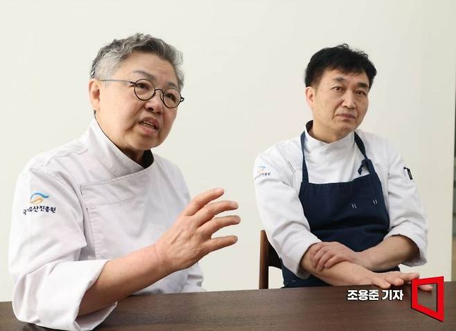 한국의집 조희숙 조리 고문, 김도섭 한식연구팀장이 서울 중구 한국의집에서 아시아경제와 인터뷰 하고 있다. 조용준 기자
