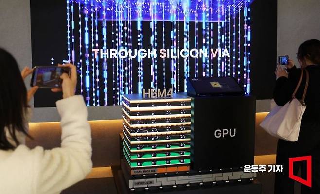 지난해 10월 서울 강남구 코엑스에서 열린 '2025 반도체 대전'을 찾은 관람객들이 SK하이닉스의 HBM4 관련 전시물을 보고 있다. 2025.10.22 윤동주 기자