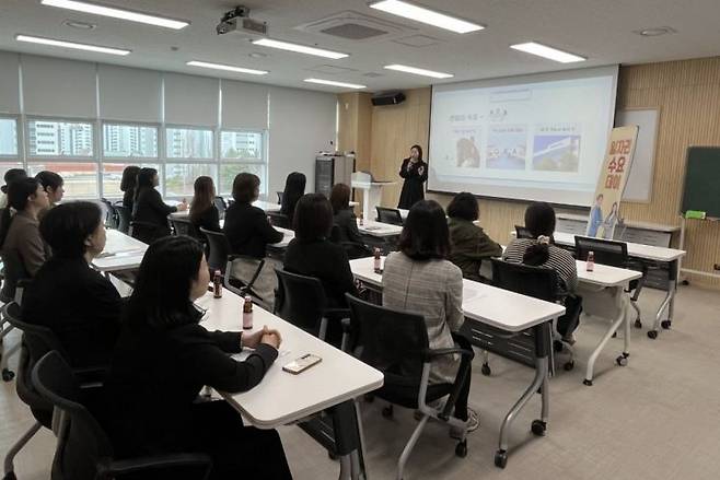 고용노동부 양산지청이 지역 의료기관의 인력난 해소와 구직자 취업 지원을 위한 현장 채용행사를 진행하고 있다.