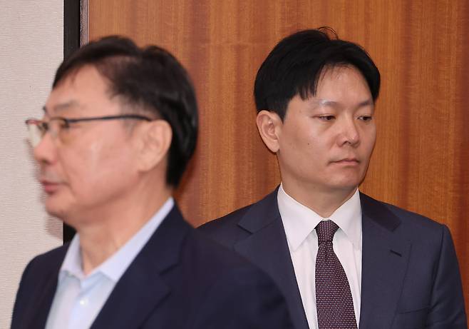 이화영 전 경기도 평화부지사(왼쪽)와 대북 송금 사건을 수사했던 박상용 검사. /연합뉴스