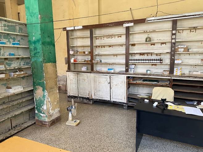 쿠바 아바나 시내 약국 매대가 텅텅 비어 있는 모습. 쿠바의 무상 의료는 허상으로 보였다. /박국희 특파원