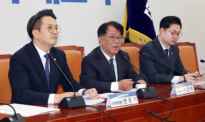 쌍방울 대북송금 사건 당시 이화영 전 경기도 평화부지사 변호인이었던 서민석 변호사가 29일 국회에서 당시 박상용 검사와 통화를 한 녹취록을 공개하며 발언하고 있다. 왼쪽부터 더불어민주당 전용기 의원, 전 이화영 평화부지사 변호인 서민석, 김동아 의원. /연합뉴스