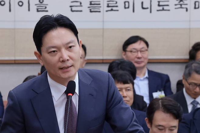 작년 10월 14일 국회 법사위 국감에서 이화영 전 경기도 평화부지사(맨 뒤쪽)가 자신의 대북 송금 사건을 수사했던 박상용 법무연수원 교수(왼쪽)의 발언을 듣고 있다. /남강호 기자