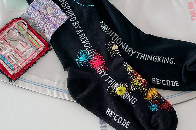 패션 브랜드 ‘래코드’가 운영하는 업사이클링 체험 프로그램. 영어 오타로 판매할 수 없게 된 양말을 세상에 하나뿐인 양말로 만들고 있다. /코오롱FnC