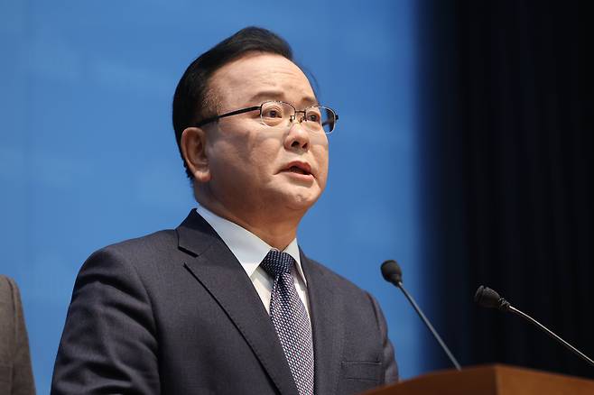 김부겸 전 국무총리가 30일 오전 국회 소통관에서 대구시장 선거 출마를 선언하고 있다. /뉴스1