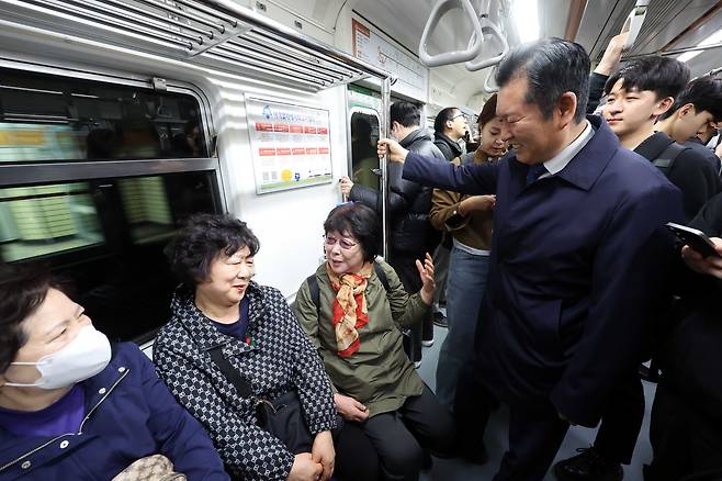 정청래 더불어민주당 대표가 정부의 공공부문 차량 5부제에 동참해 30일 아침 자택에서 지하철을 타고 국회로 출근하면서 시민과 대화하고 있다. /뉴시스